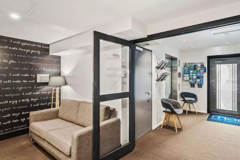 Отель Mantra One Sandy Bay Road