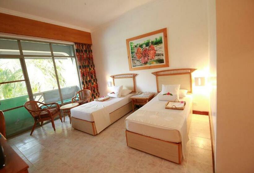 Отель The Oasis Beach Resort