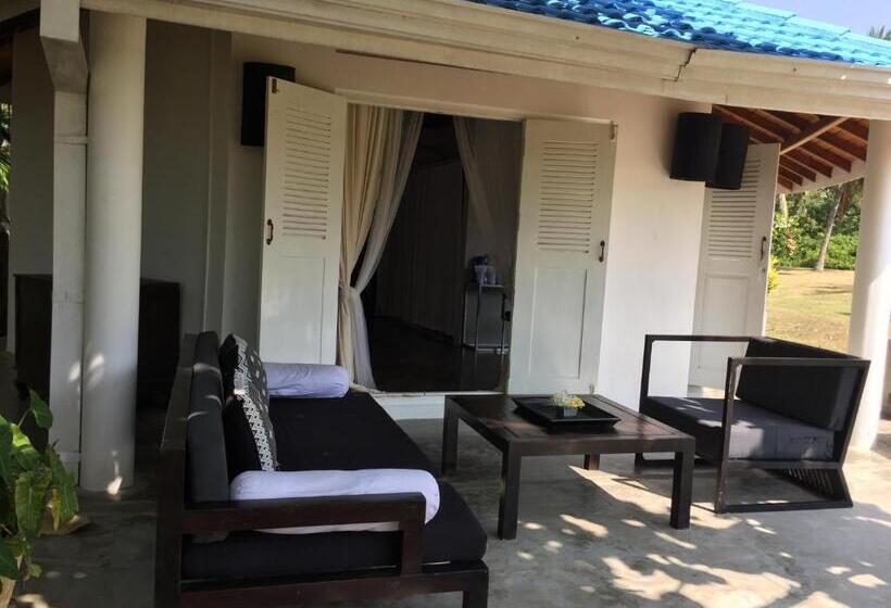 Отель The Oasis Beach Resort