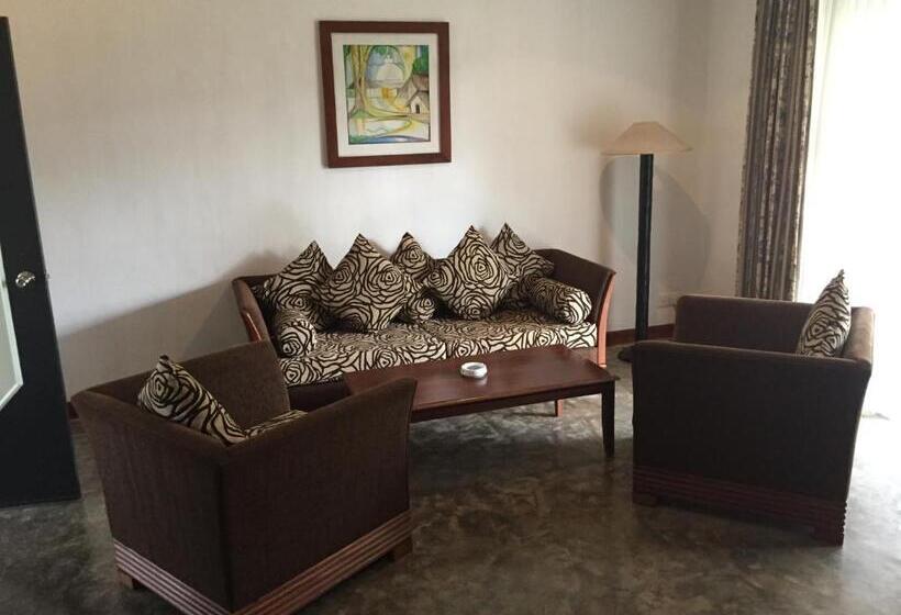 Отель The Oasis Beach Resort