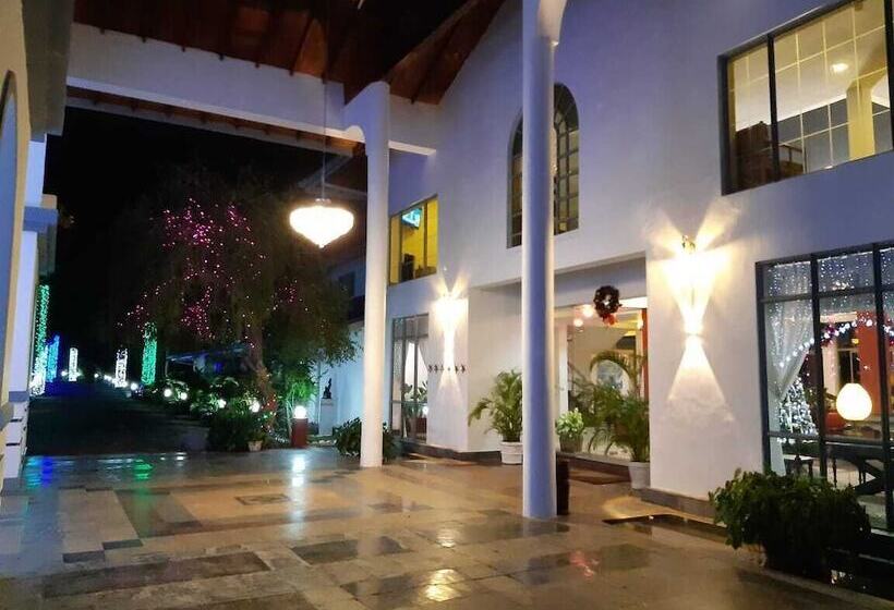 Отель The Oasis Beach Resort