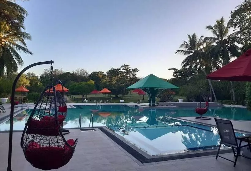 호텔 The Oasis Beach Resort