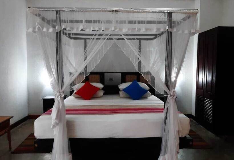 Отель The Oasis Beach Resort