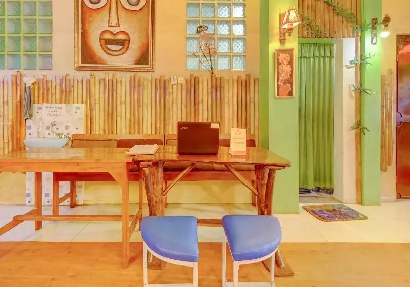 ホテル Oyo Life 3103 Opo Homestay & Kost