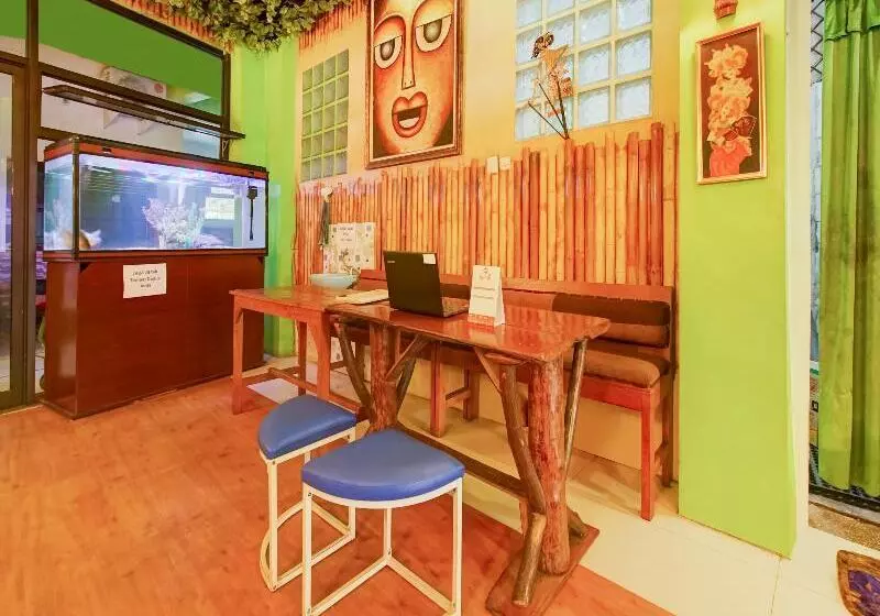 ホテル Oyo Life 3103 Opo Homestay & Kost