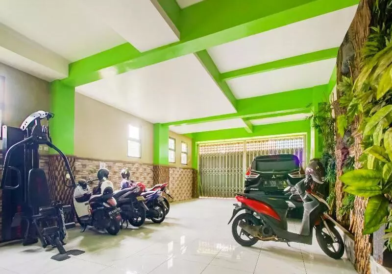 ホテル Oyo Life 3103 Opo Homestay & Kost