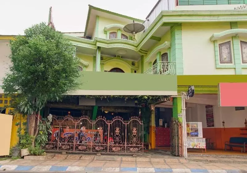 ホテル Oyo Life 3103 Opo Homestay & Kost