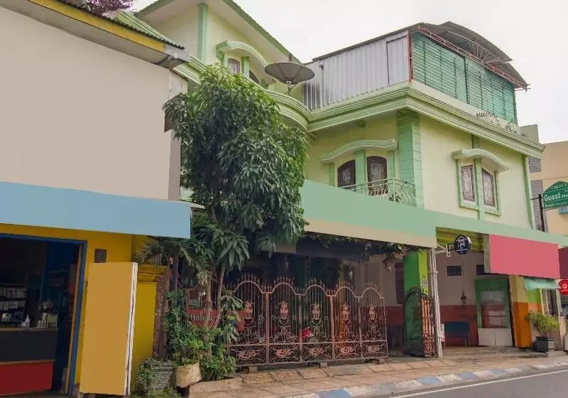 ホテル Oyo Life 3103 Opo Homestay & Kost