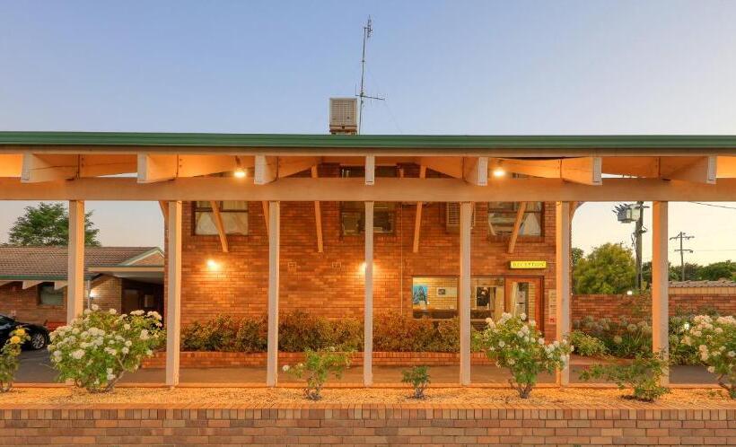 فندق على الطريق All Travellers Motor Inn