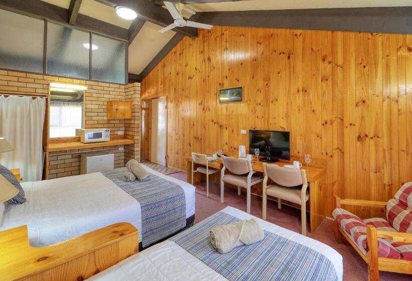 فندق على الطريق All Travellers Motor Inn