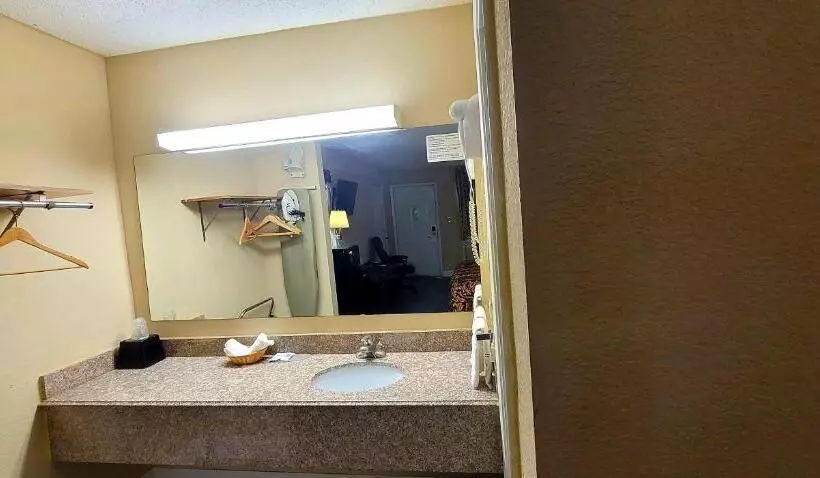 Hotelli Regency Travel Inn