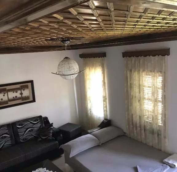 پانسیون Tomor Shehu Guest House