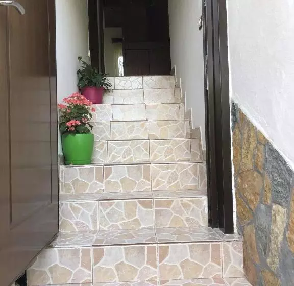 پانسیون Tomor Shehu Guest House