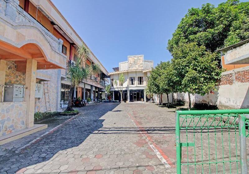 Spot On 90372 Hotel Arum Jaya