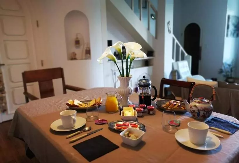 تختخواب و صبحانه Chambres D'hôtes La Maison Blanche