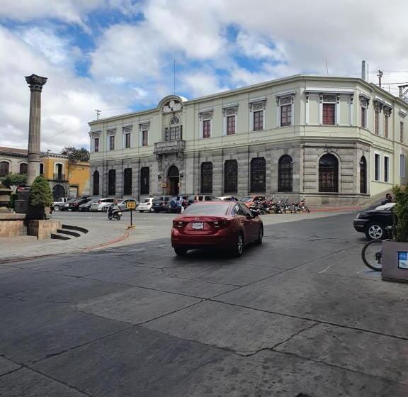 هتل Kasa Kamelot Central