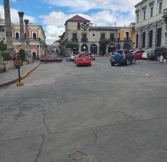 هتل Kasa Kamelot Central