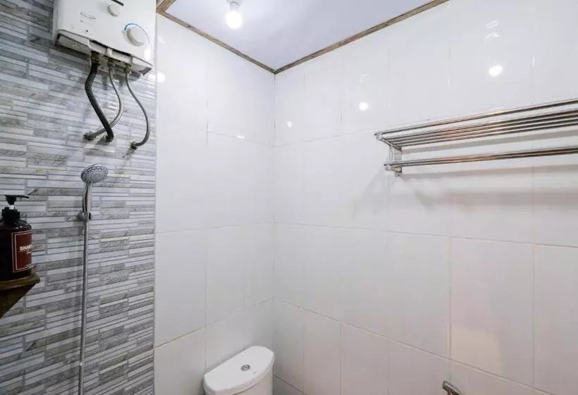 Hotelli Reddoorz At Omahku Guest House Batu