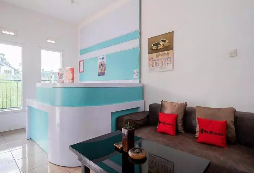 Hotelli Reddoorz At Omahku Guest House Batu