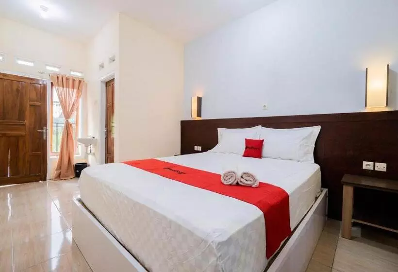Hotelli Reddoorz At Omahku Guest House Batu