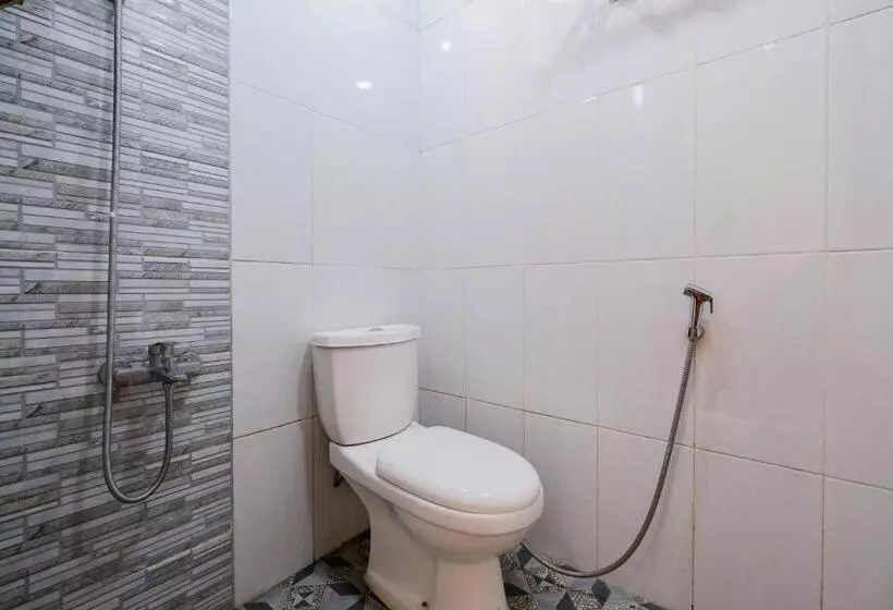 Hotelli Reddoorz At Omahku Guest House Batu