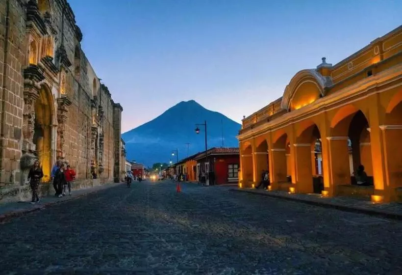 تختخواب و صبحانه Antigua House