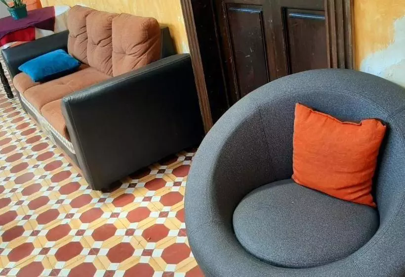 تختخواب و صبحانه Antigua House