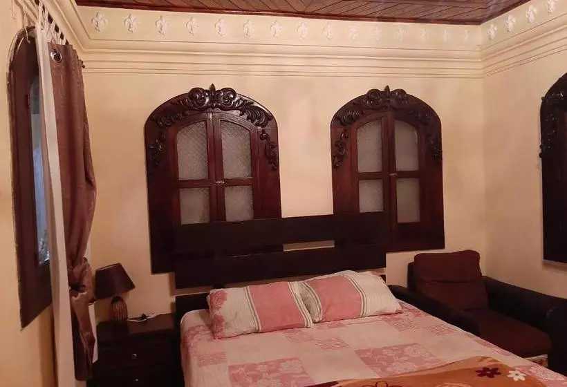 تختخواب و صبحانه Antigua House