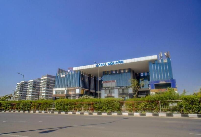 هتل Oyo 79075 Safal Rooms