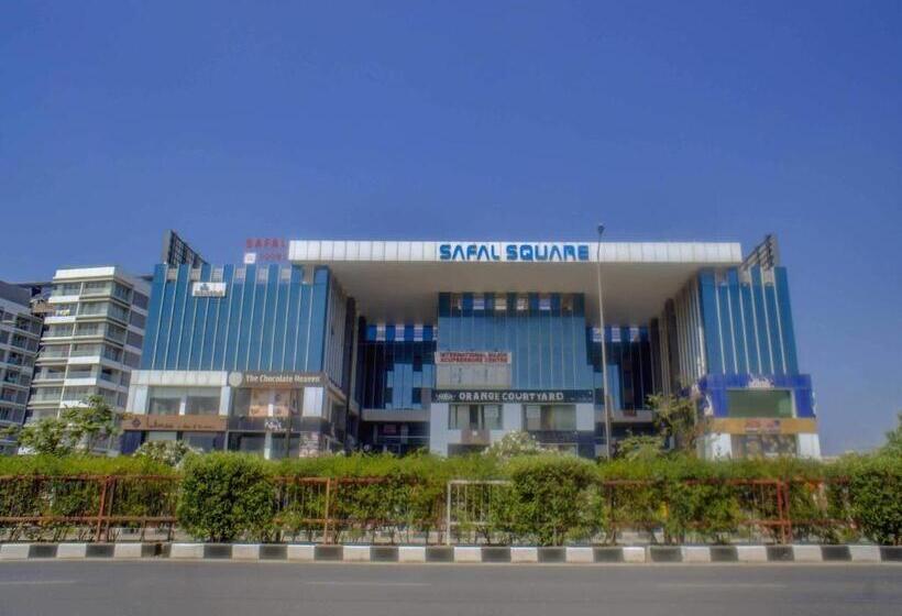 هتل Oyo 79075 Safal Rooms