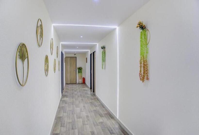 هتل Oyo 79075 Safal Rooms