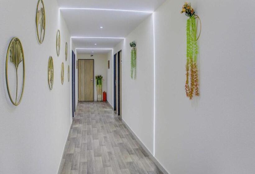 هتل Oyo 79075 Safal Rooms