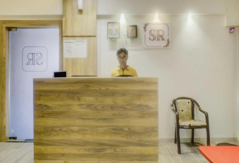 هتل Oyo 79075 Safal Rooms