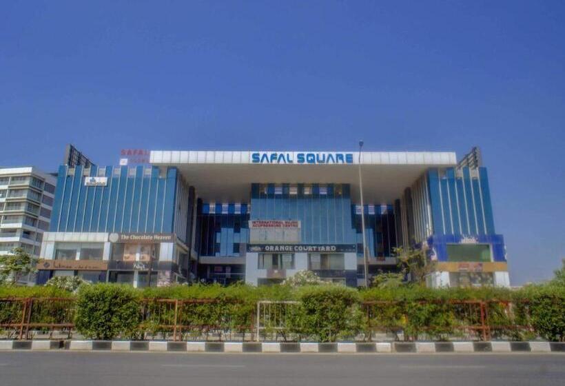 هتل Oyo 79075 Safal Rooms