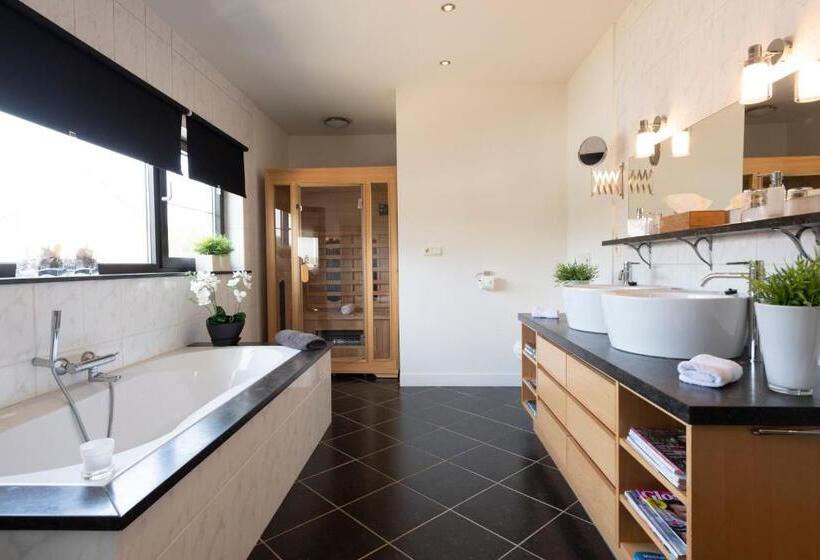 هتل B&b Montenakerhof