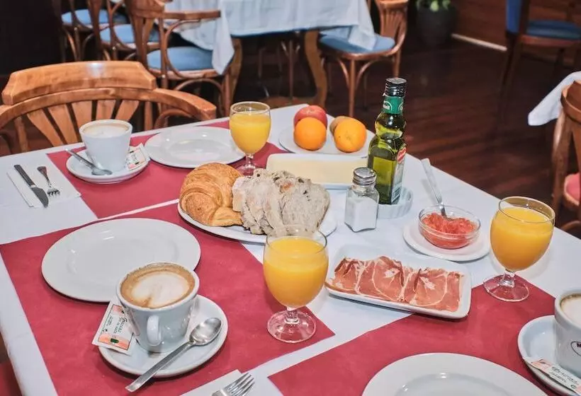 ホテル Entrecercas