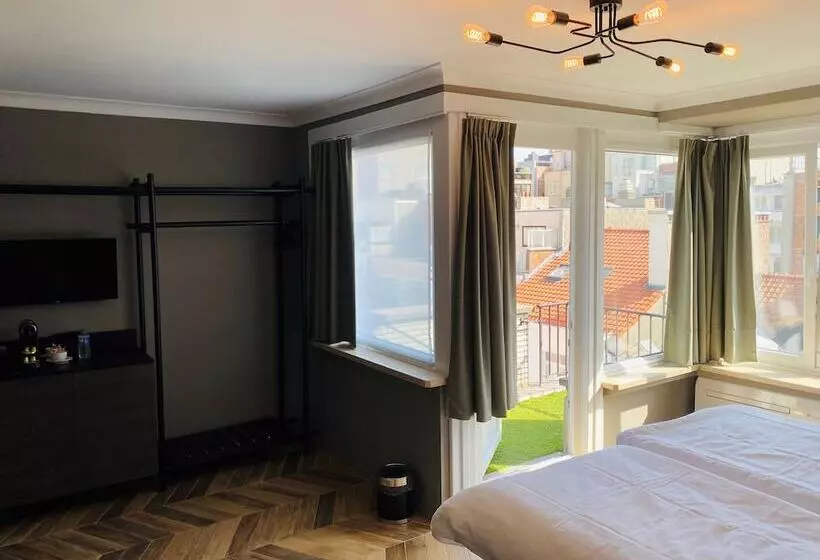 Hotel Prado Next Door