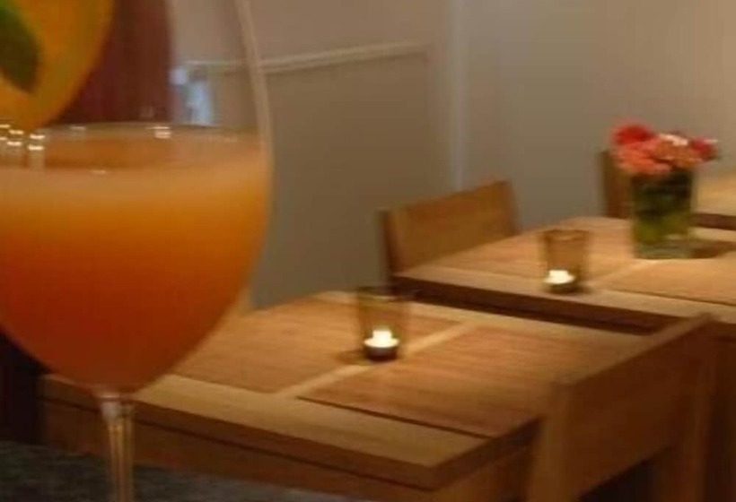 בית מלון כפרי South Charleroi Airport