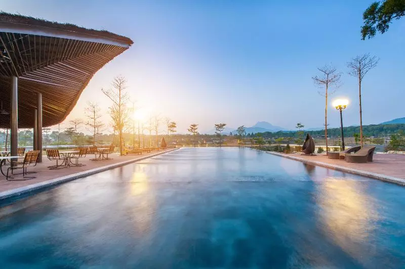 هتل Flamingo Cat Ba Resort
