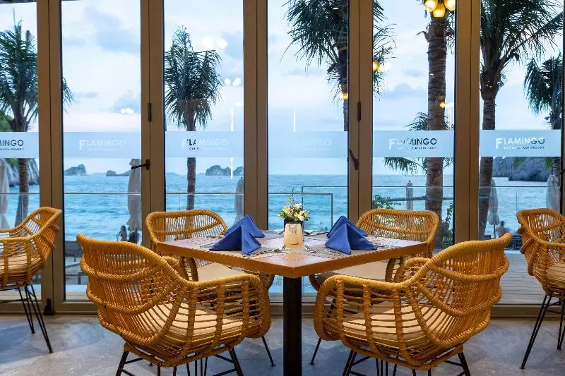 هتل Flamingo Cat Ba Resort