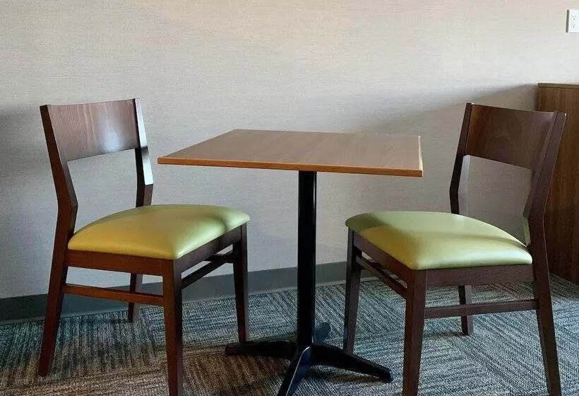 هتل Meridian Inn & Suites Regina Airport