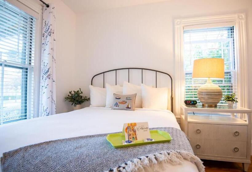 هتل Sand Bar Cottage Inn