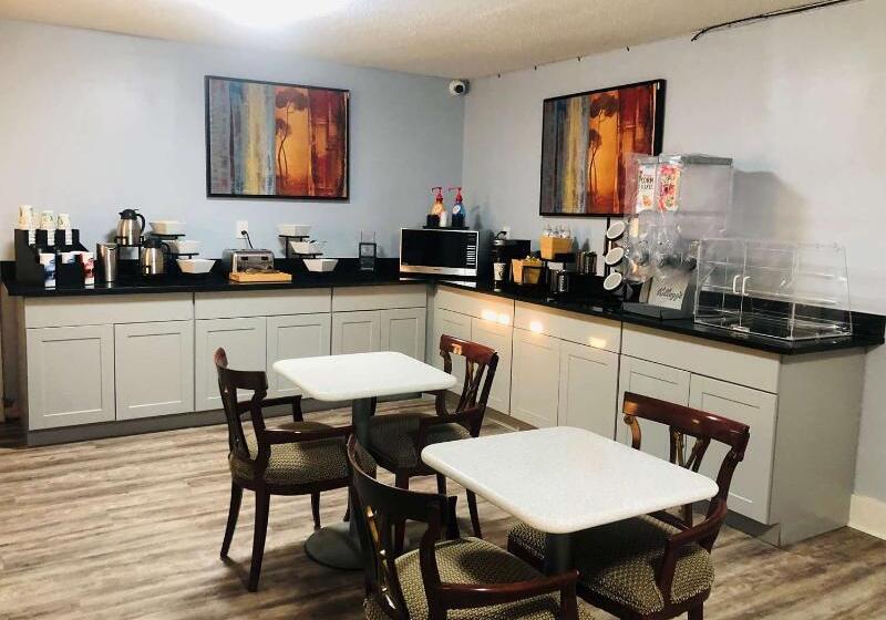 فندق Montgomery Inn & Suites