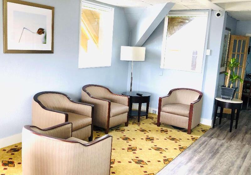 فندق Montgomery Inn & Suites