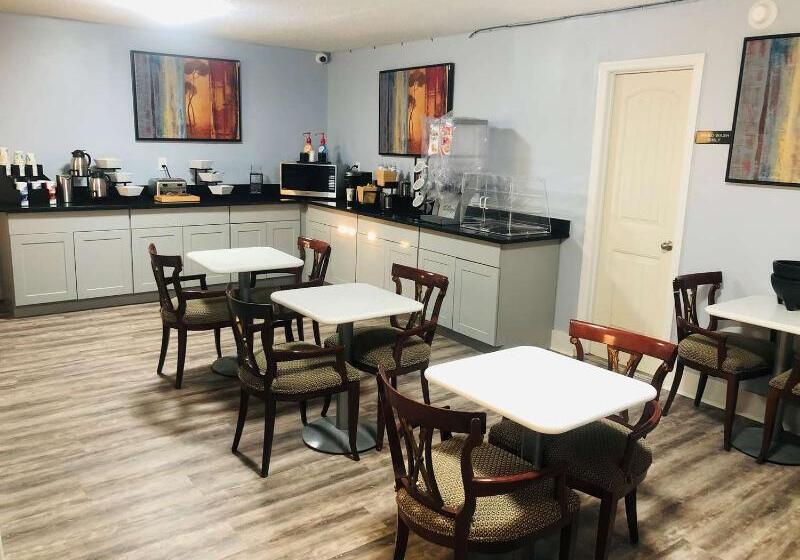 فندق Montgomery Inn & Suites