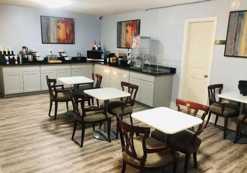 هتل Montgomery Inn & Suites