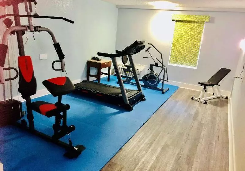 هتل Montgomery Inn & Suites