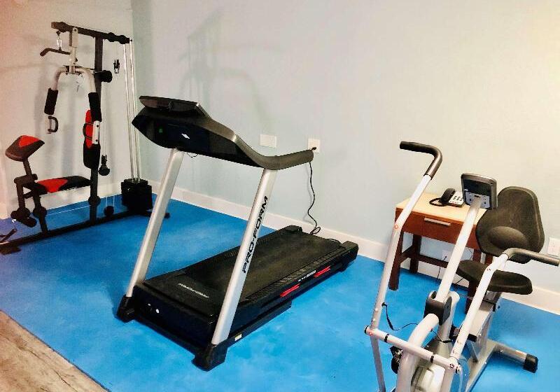 فندق Montgomery Inn & Suites