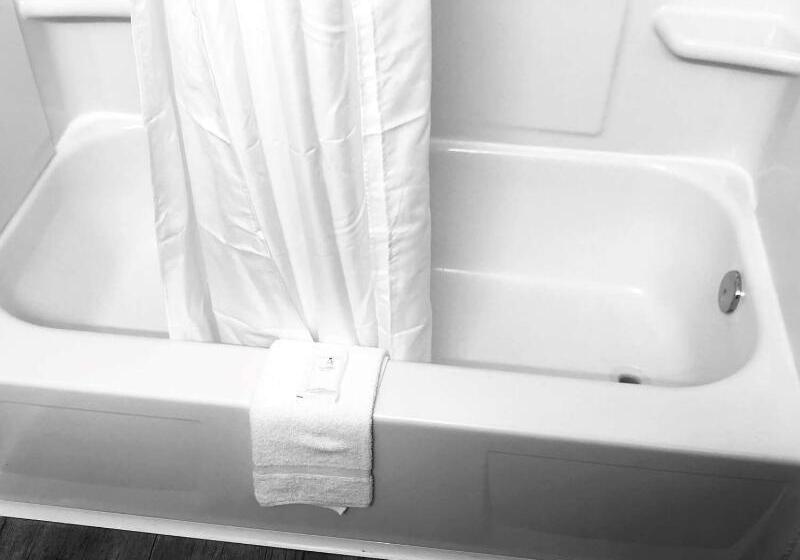 فندق Montgomery Inn & Suites