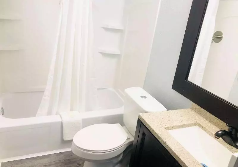 هتل Montgomery Inn & Suites